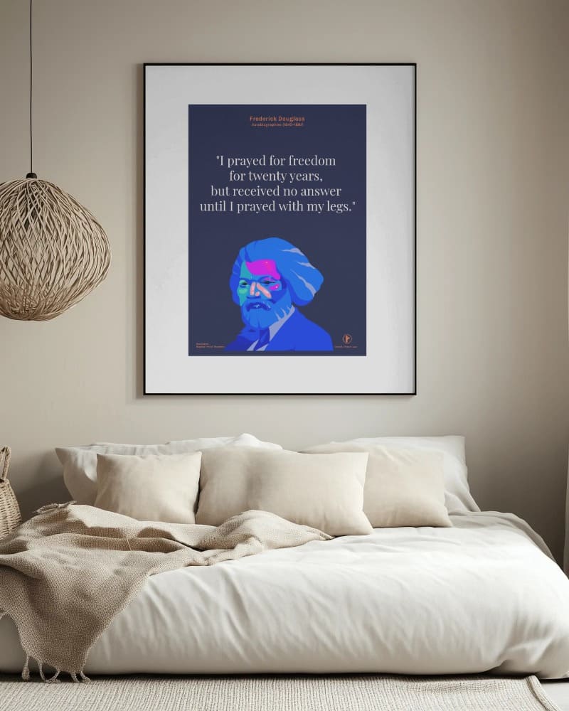 Affiche murale Routes de Frederick Douglass, version bleu marine, dans une chambre à la literie blanche.