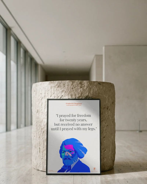 Affiche murale Routes de Frederick Douglass, version crème, dans un cadre appuyé sur un mur.